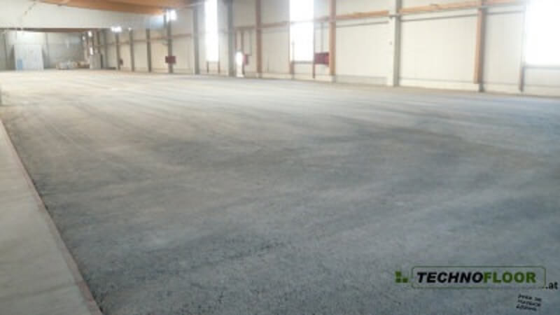 Einstreubelag in einer Lagerhalle Einstreubelag in einer Lagerhalle