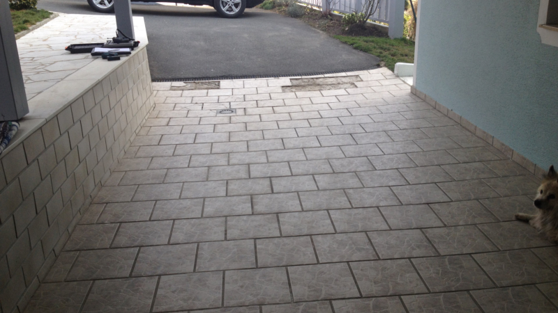 Überdachter Eingang - Boden